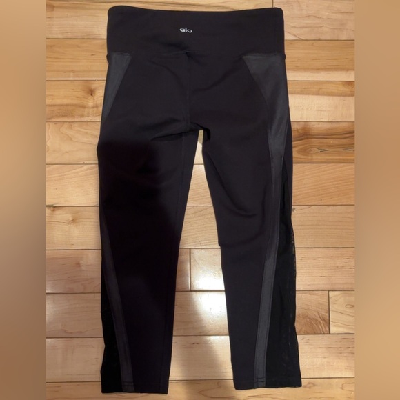 ALO YOGA CAPRI LEGGINGS - Picture 5 of 5